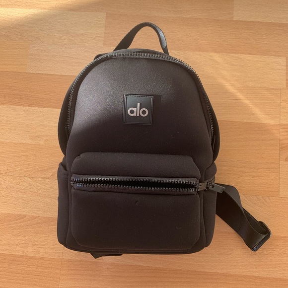 alo stow backpack